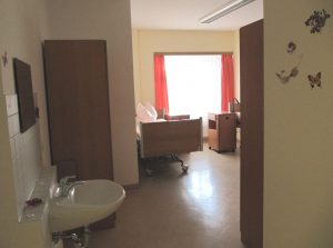 Zimmer für Kurzzeitpflege in Leipzig mit Waschbecken